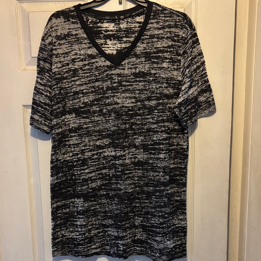 Men's Black and Gray V-Neck Short Sleeve Tee EUC Size XL